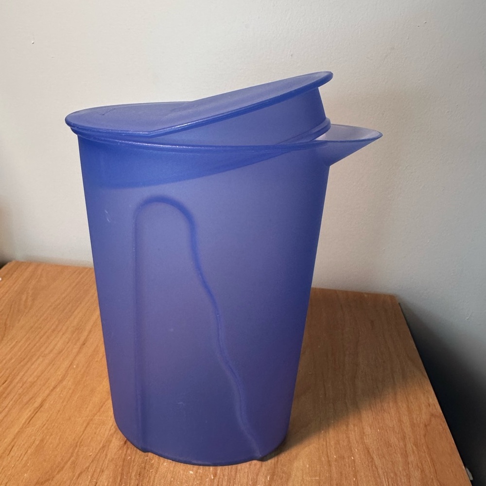 🛍️ Blue Tupperwear Pitcher with Lid